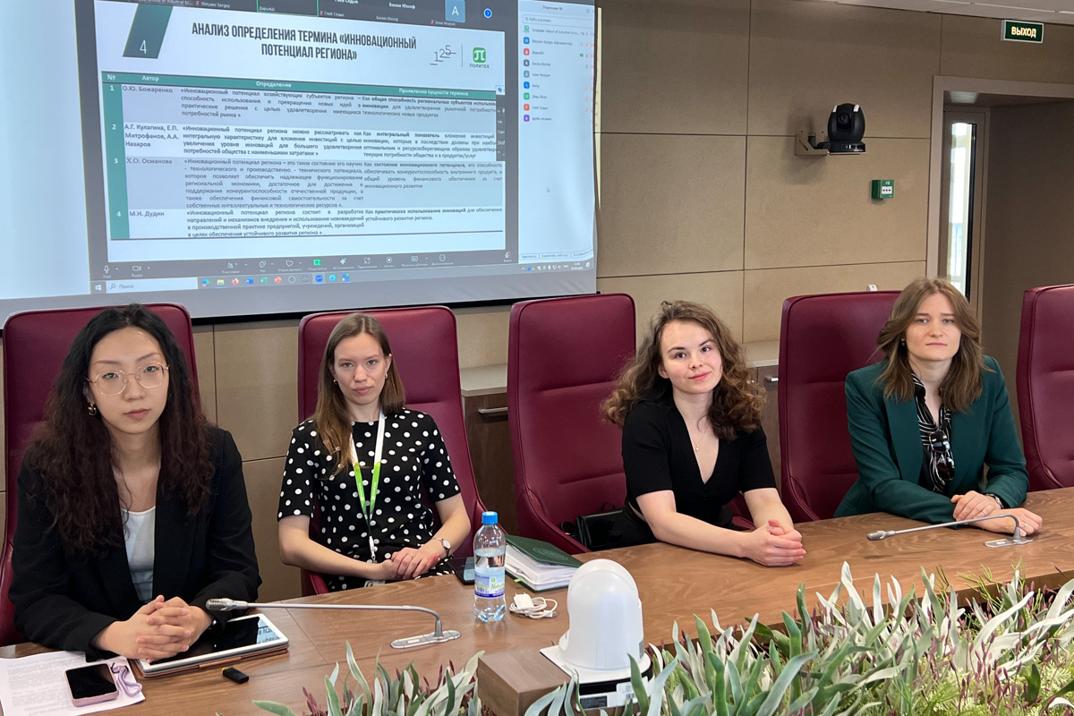 董藝群在俄羅斯-亞美尼亞大學會議工程經濟高等學校分會場發表演講 