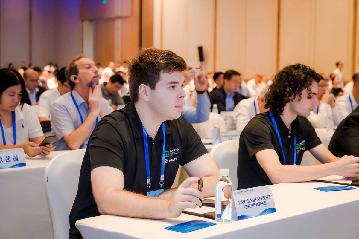 出席本次会议还有理工大学毕业生和博士研究生 