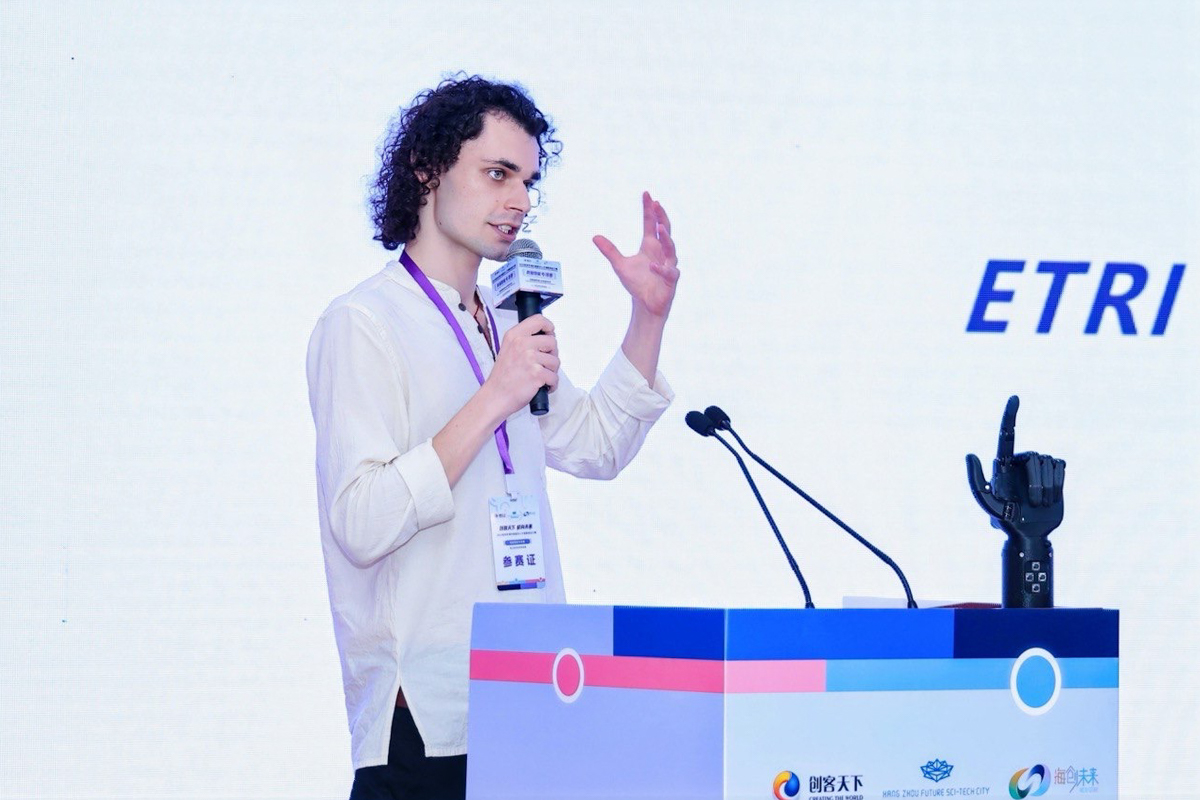 一组理工大学的学生展示了一种仿生假肢的设计