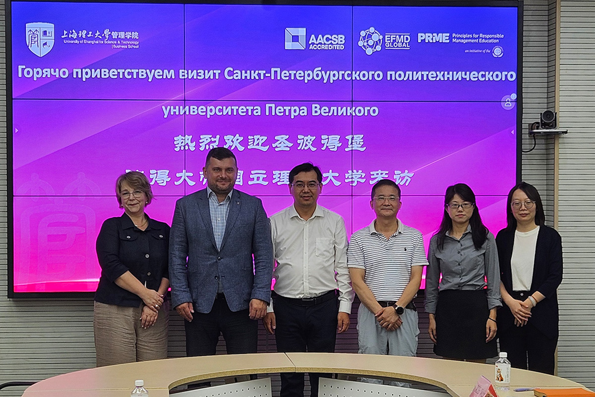 德米特里·季霍诺夫和奥尔加·叶梅利亚诺娃与中国潜在合作伙伴举行会谈