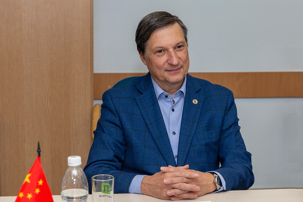 德米特里·阿尔谢尼耶夫向来自中国的同事致意