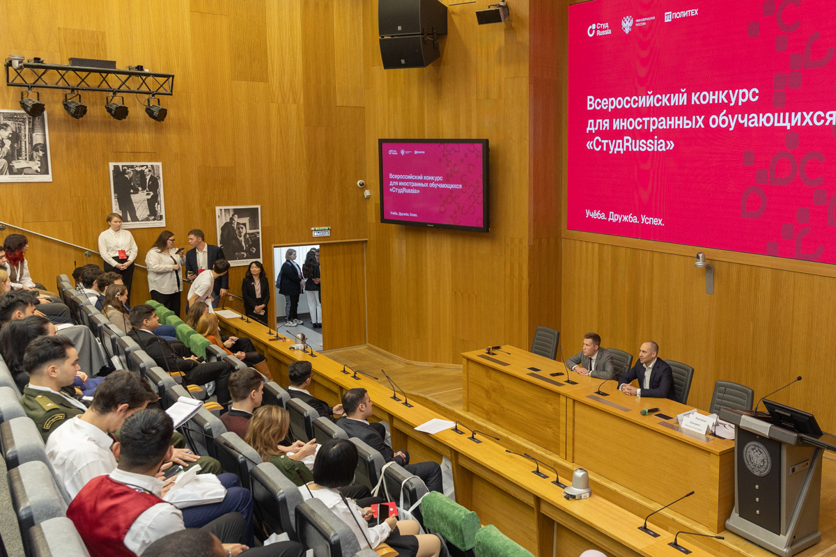 与会者还受到了马克西姆·帕肖利科夫和圣彼得堡青年政策与社会组织互动委员会代理主席罗曼·沃尔科夫斯基的欢迎