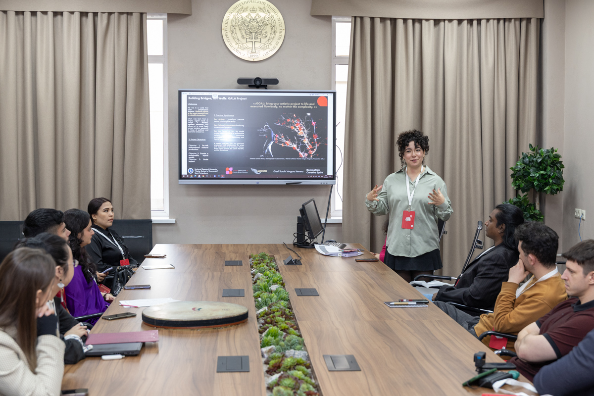 全体会议结束后，与会代表进行了项目展示。 