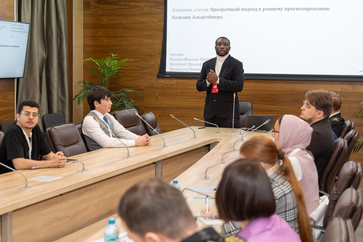 竞赛参与者展示他们的项目