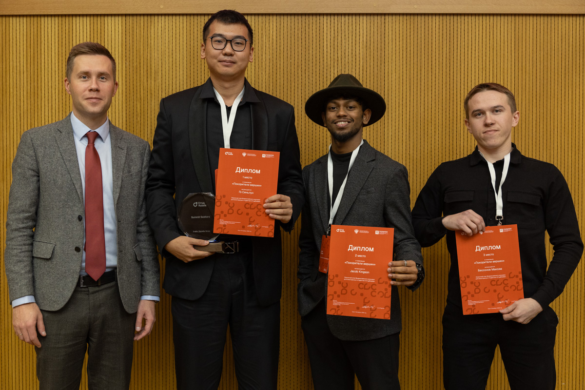 “登顶者”组冠军和亚军。图为理工大学郭新龙