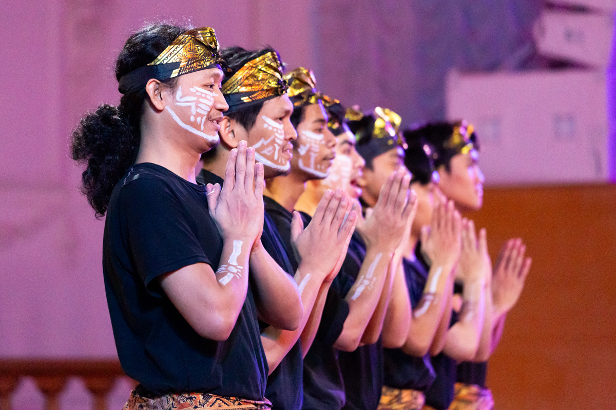 来自俄罗斯联邦16个国家和7个主体的23所大学和9所学院的艺术节参与者齐聚白厅