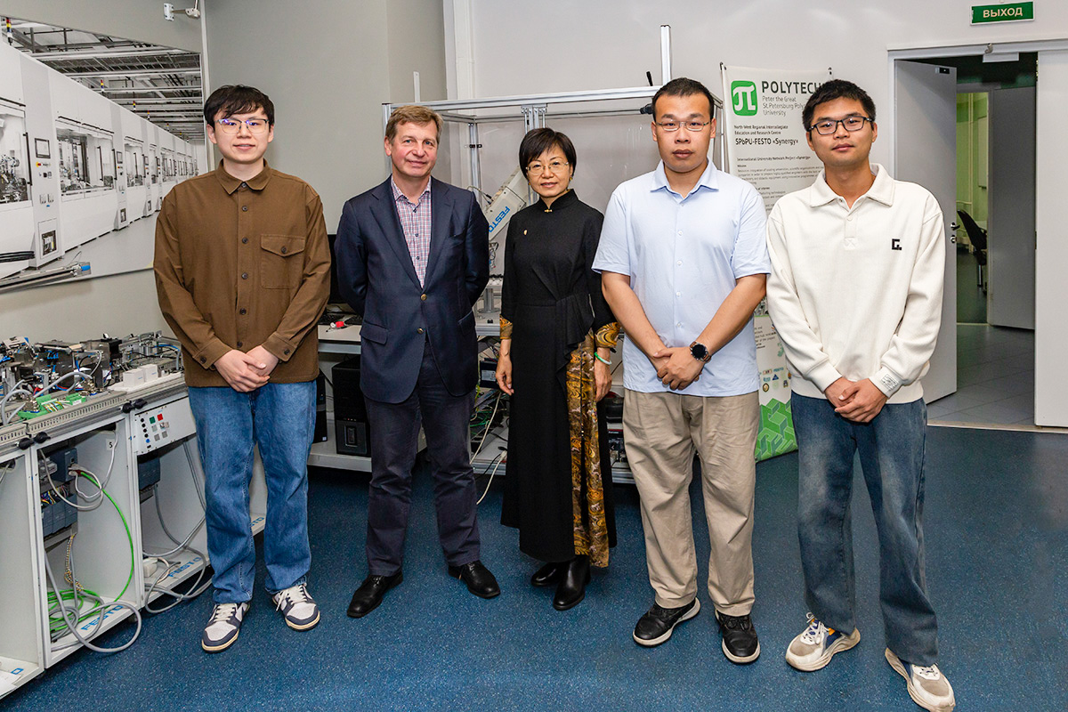 俄罗斯教育大使刘伟与圣彼得堡理工大学中国博士研究生合影 