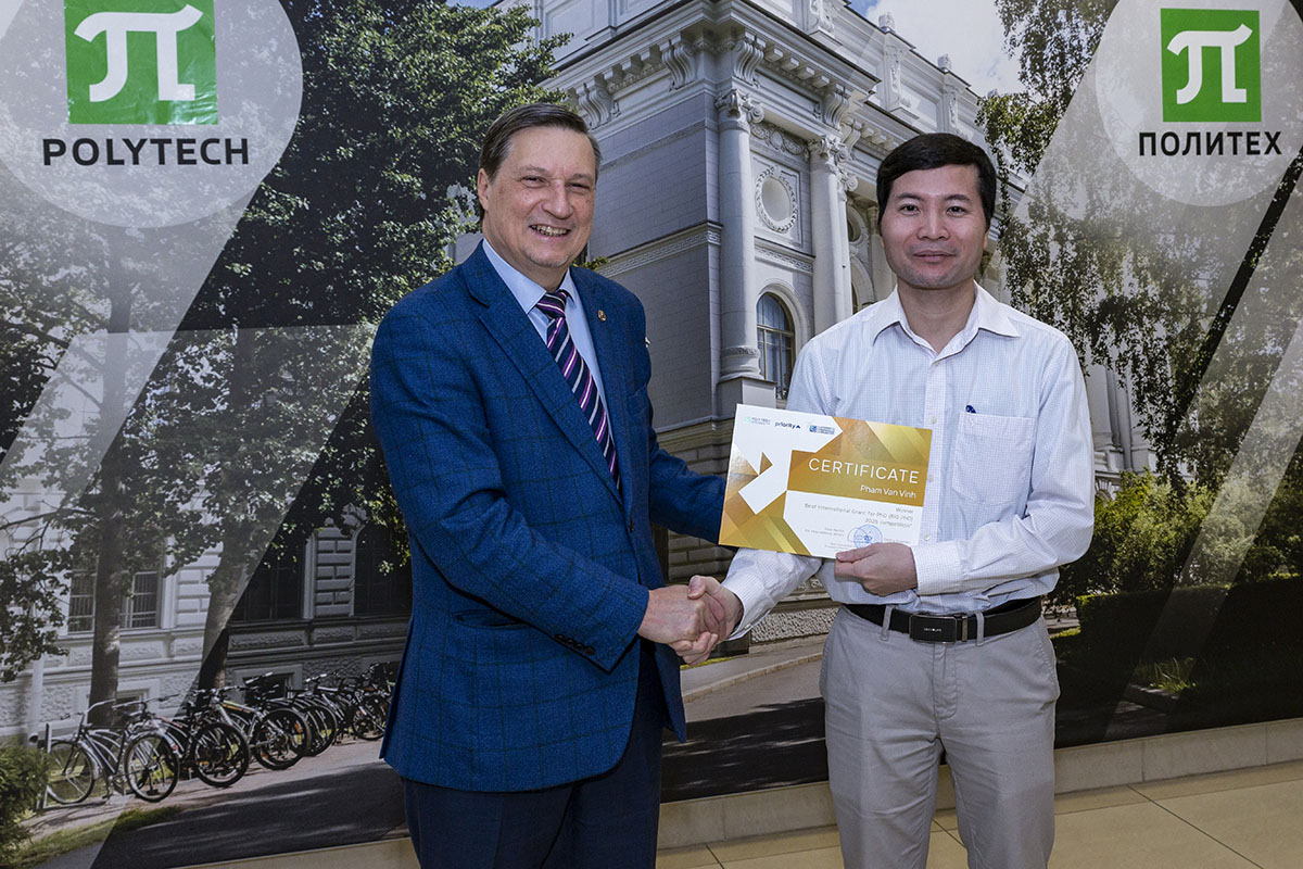 高等力学与过程控制学院"可变形固体力学"专业的博士生范文荣（越南籍）