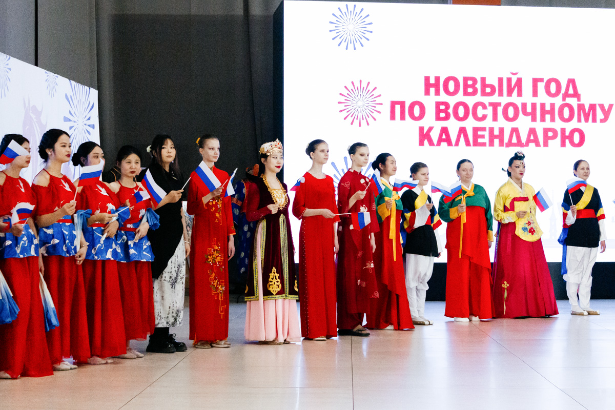 人文学院的女学生参加了演出节目表演