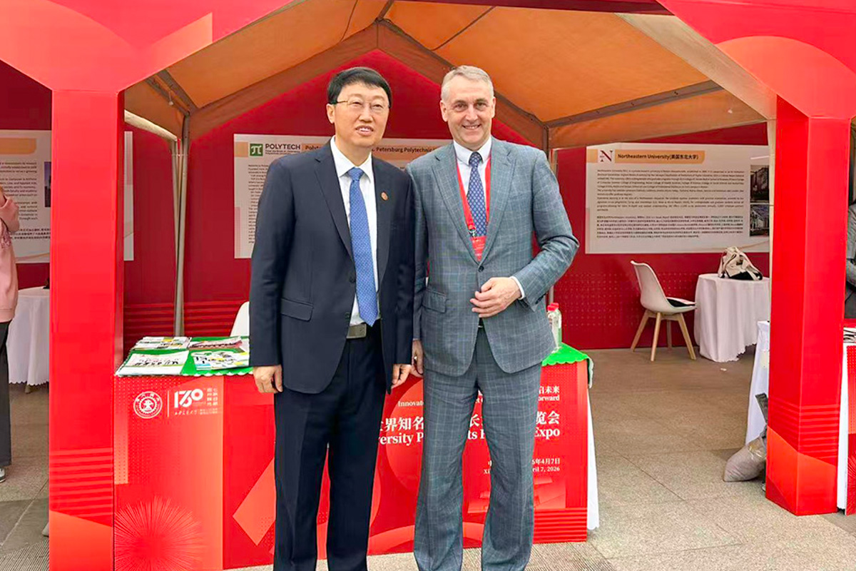 理工大学的展台在展览上亮相
