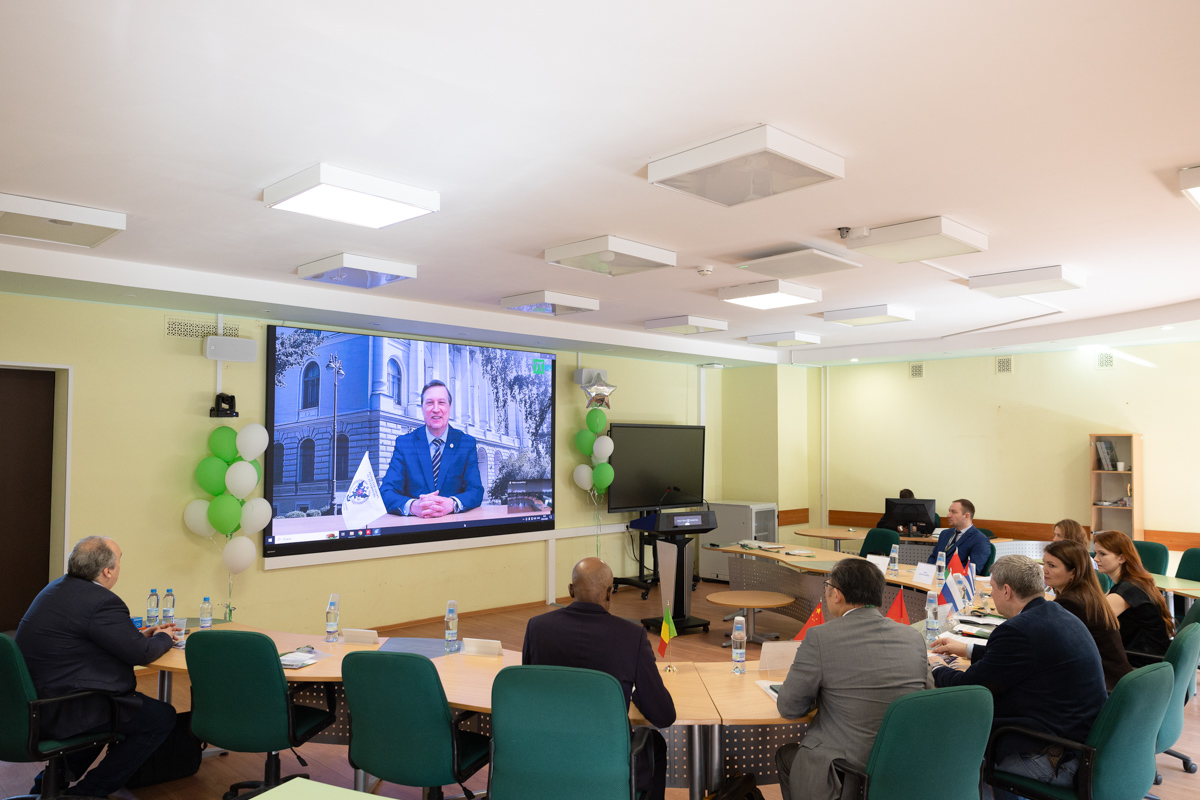 德米特里·阿尔谢尼耶夫向与会者致欢迎辞。