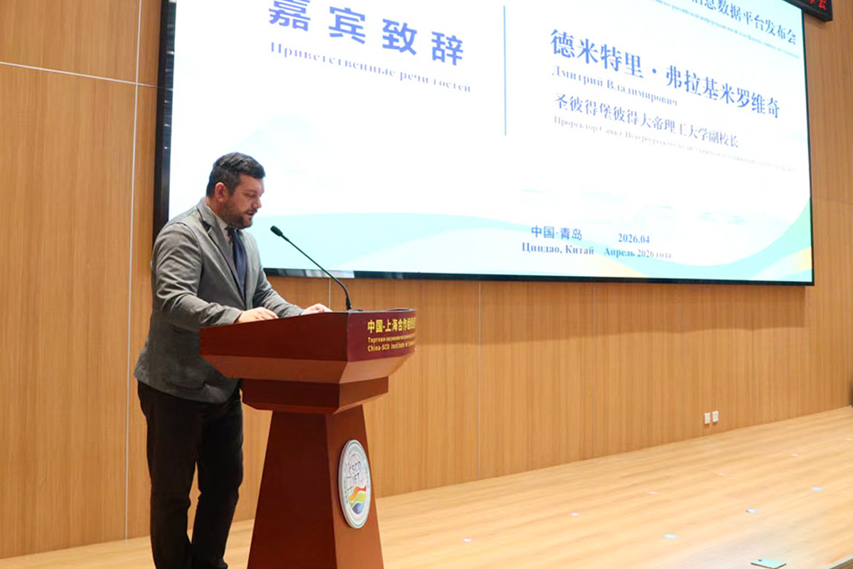 德米特里·季霍诺夫发表欢迎致辞 