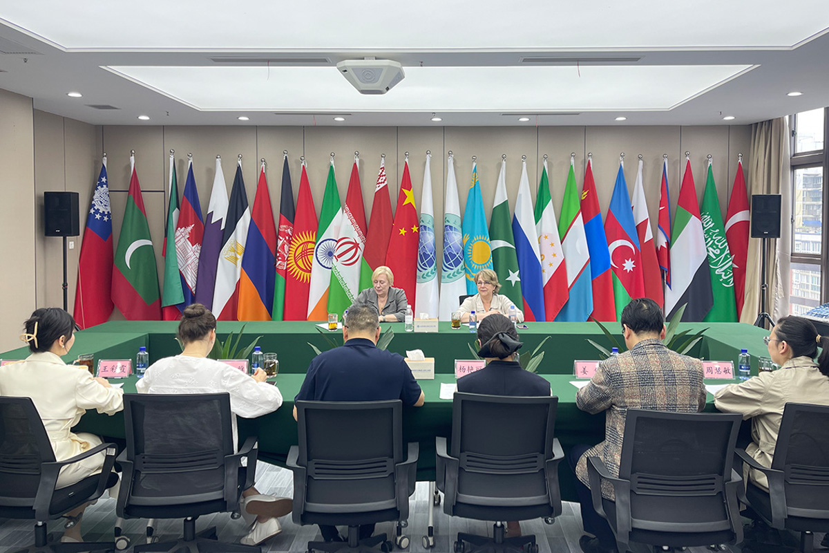 与重庆多所重点高校举行会谈