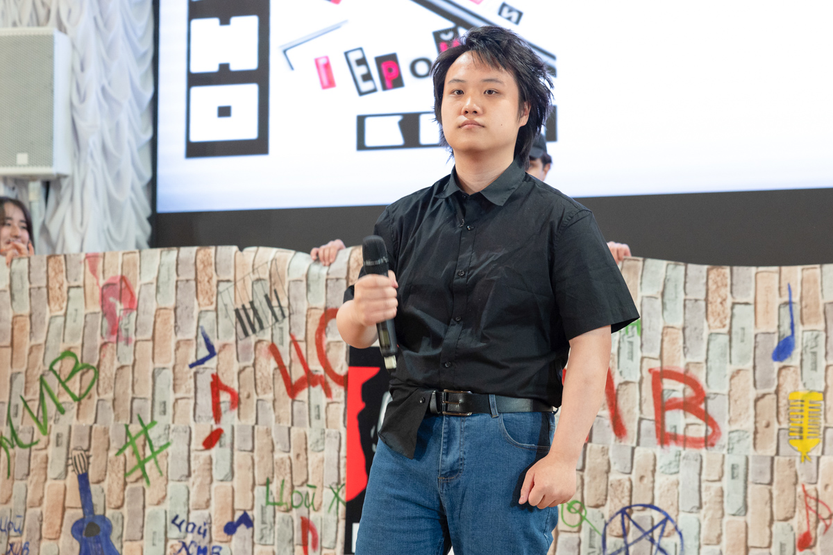 刘一涵化身维克多·崔，在舞台上激情演唱《变化！》
