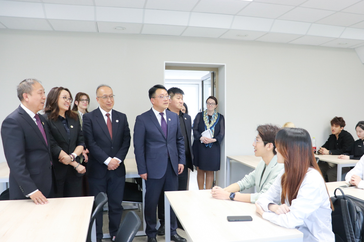 高等工程经济学院代表指出学生在科研与社会生活中的高度参与度 