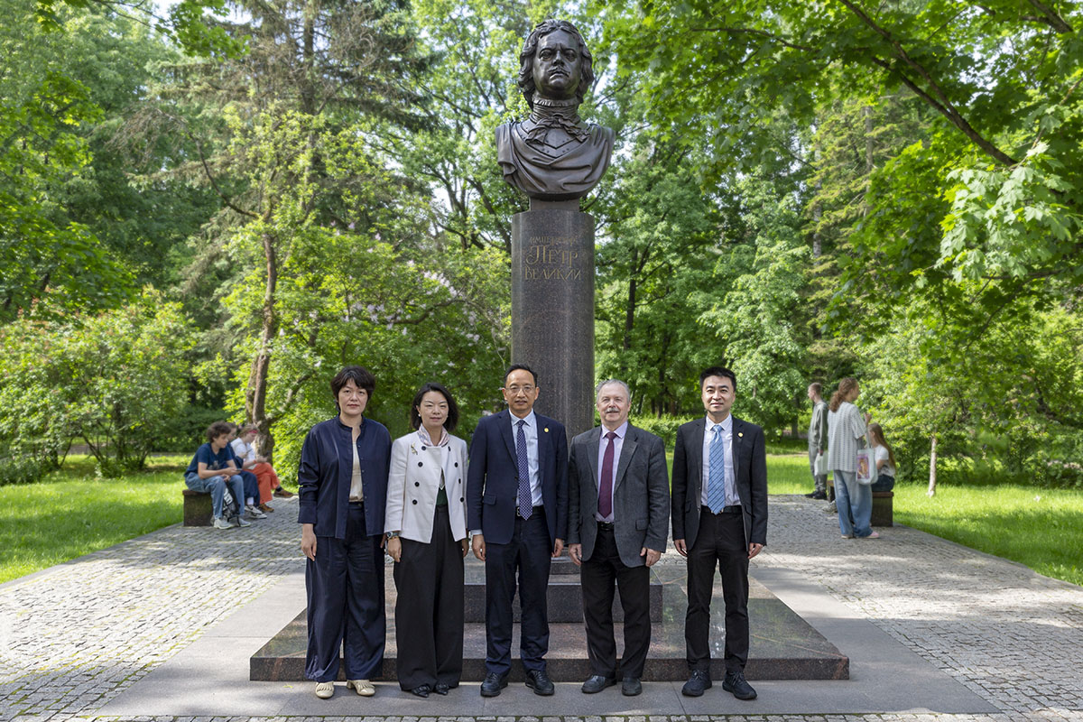 来宾们参观了理工大学主楼 