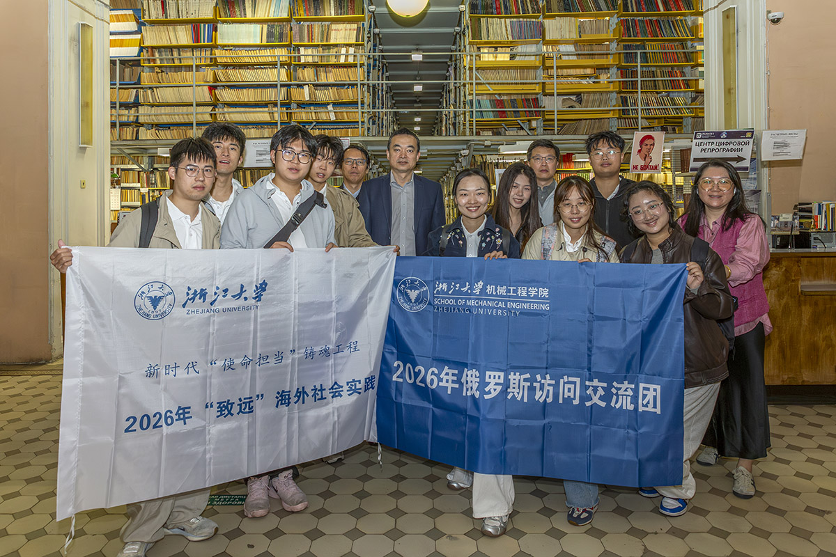访问活动以校园参观拉开序幕