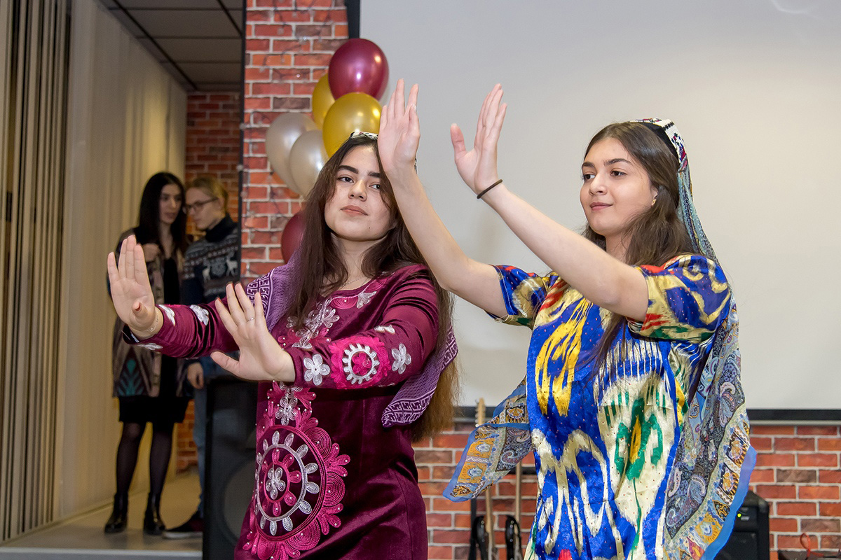 学生们以民族舞蹈和歌曲的形式祝贺PolyUnion国际俱乐部 