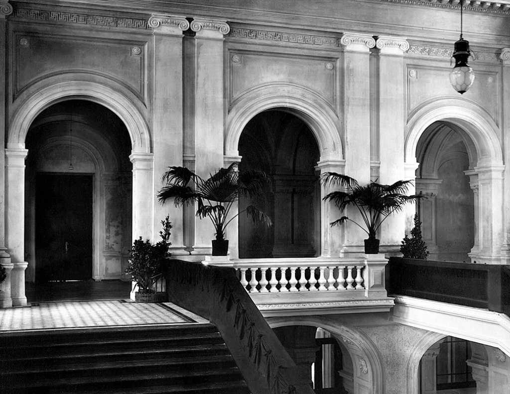 建校当天的主楼楼梯（1902年）