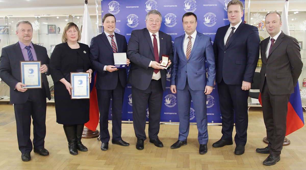 俄罗斯国际合作署向圣理工领导授予纪念奖章和荣誉章