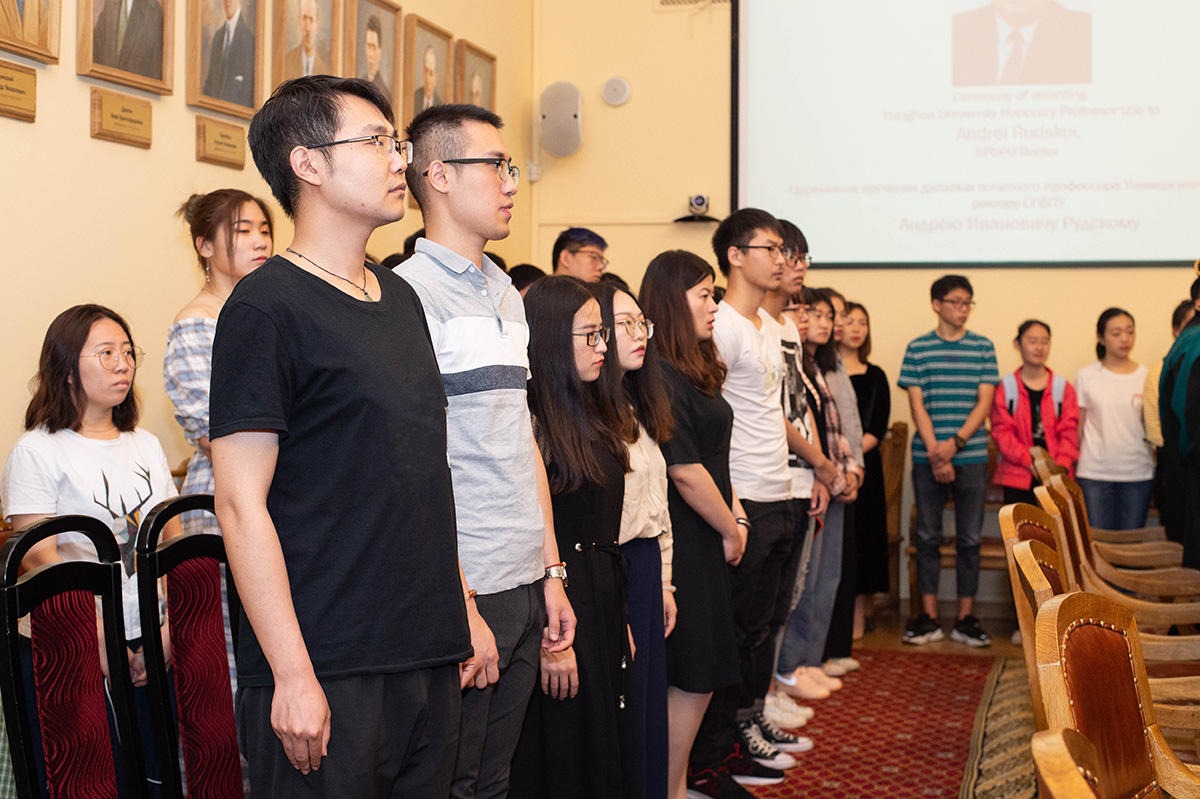 圣理工现有两千名中国留学生，优秀学生代表参加仪式