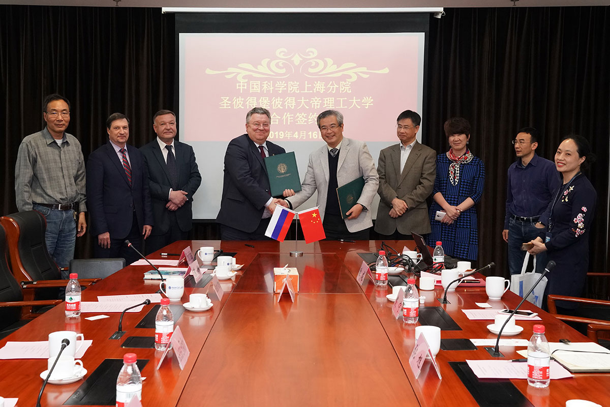 校长安德烈·鲁茨科伊院士与中科院上海分院副院长张旭先生签署合作协议