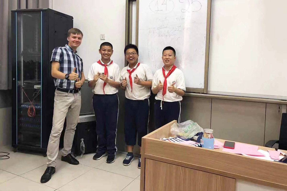圣理工教师为中国中学生讲授数学课