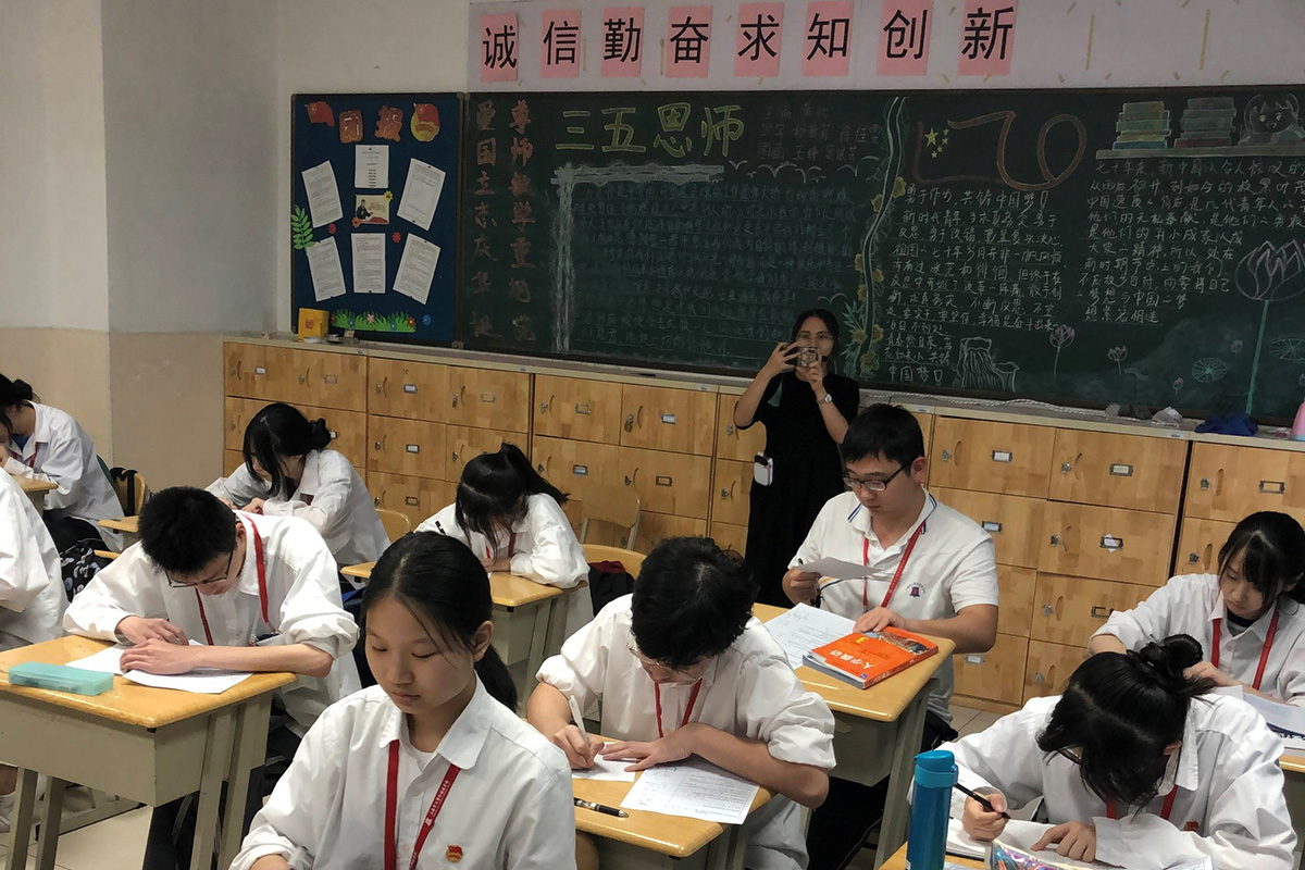 我校教师为中国中学生讲授数学课 