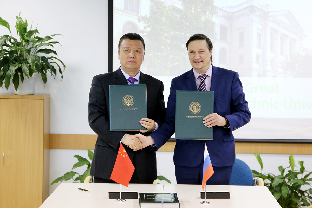 12月我校与中国多所学校和企业签署了新协议 