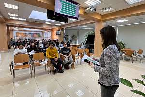 有超过一百名国际留学生参加了职业指导会议。