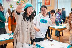 友谊的语言：世界青年节外国代表团成员走进理工大学
