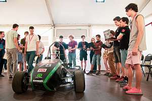 大学生设计的赛车在比赛中获得第二名